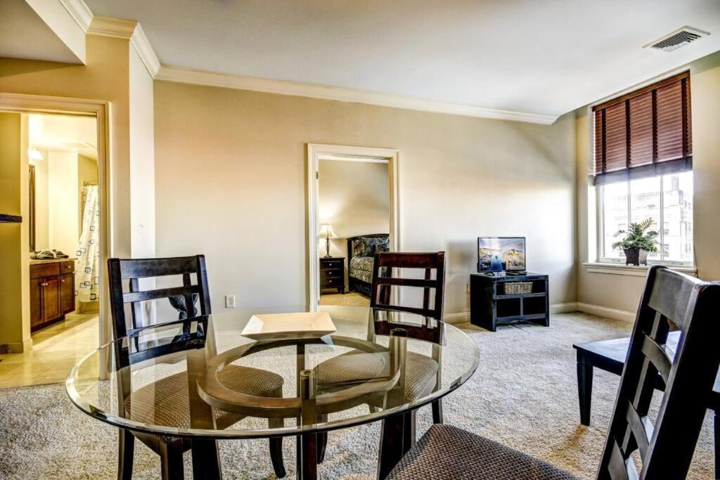 Chase Penthouse At 39 West Baltimore Inner Harbor Convention Center Free Indoor Parking One And Two Bedrooms Exterior photo